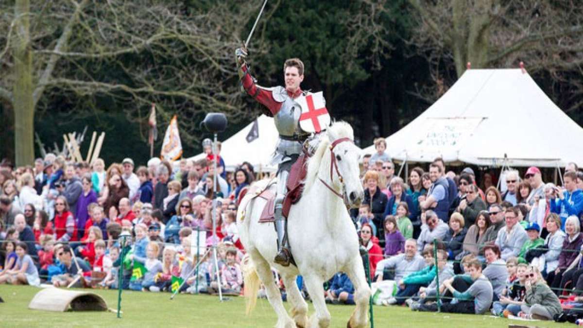 Gedenken Sie dem Heiligen Georg am 23. April, einem römischen Soldaten und Märtyrer, dessen Verehrung im Mittelalter weit verbreitet war und dessen Einfluss sich über verschiedene Glaubensrichtungen und Kulturen erstreckt.