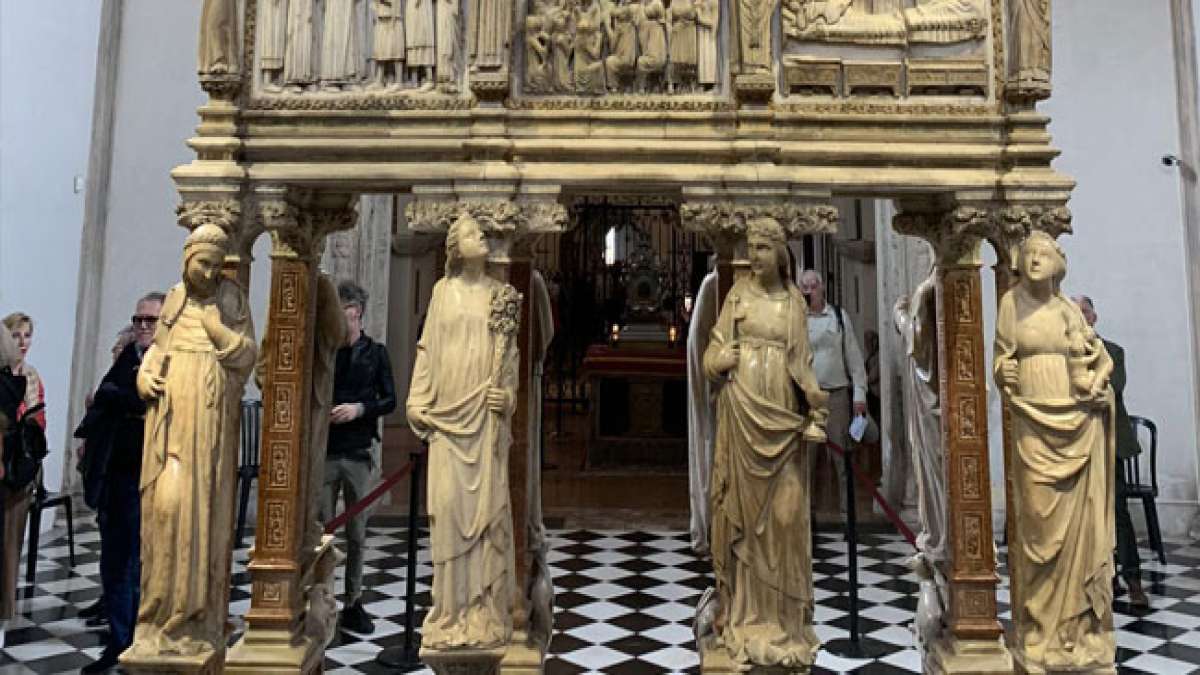 Feiern Sie das Fest des heiligen Märtyrers Petrus in Spanien am 29. April mit lebhaften Prozessionen, traditionellen Messen und beeindruckendem Feuerwerk.