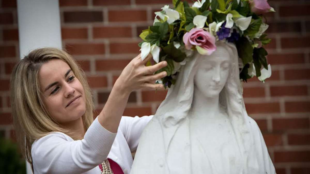 Diese uralte Tradition verwebt den Monat Mai mit den Ehrungen für Maria und hat ihre Wurzeln bis ins antike Griechenland zurück.