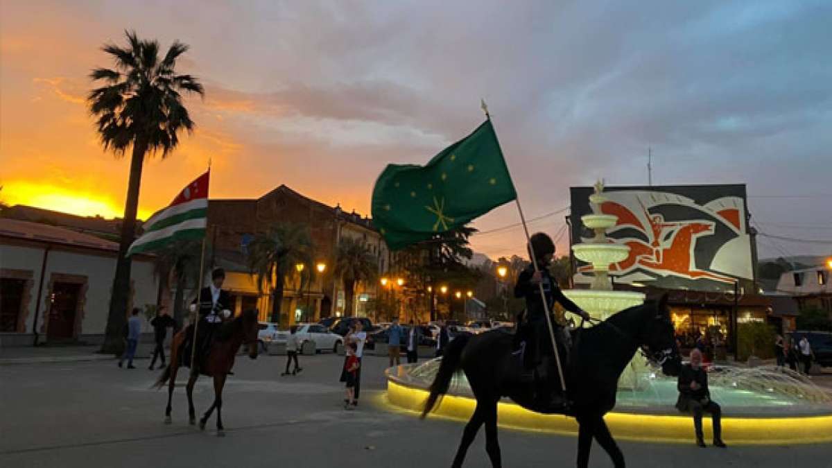 Gedenken Sie dem tscherkessischen Volk und dem Kampf um Erinnerung und Anerkennung.