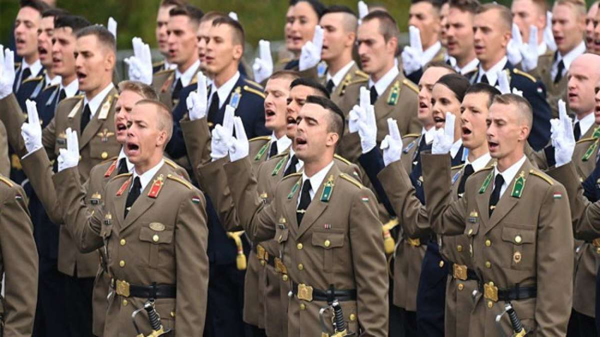 Feiern Sie den Tag der Patrioten und des Militärs in Ungarn.