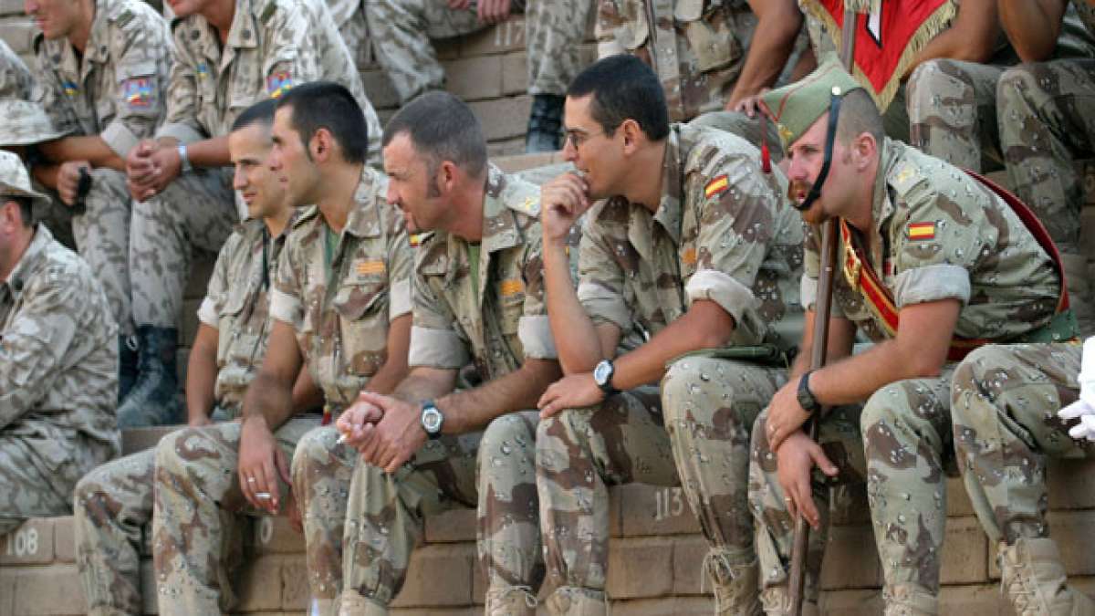 Erleben Sie eine beeindruckende Militärparade und entdecken Sie die Bedeutung der Streitkräfte für das Land.