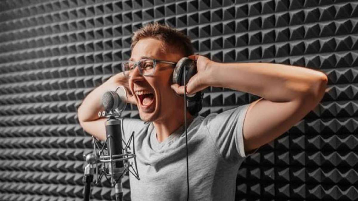 Feiern Sie am 12. Juni den Internationalen Tag der Synchronisation und entdecken Sie die faszinierende Geschichte hinter dieser Kunstform.