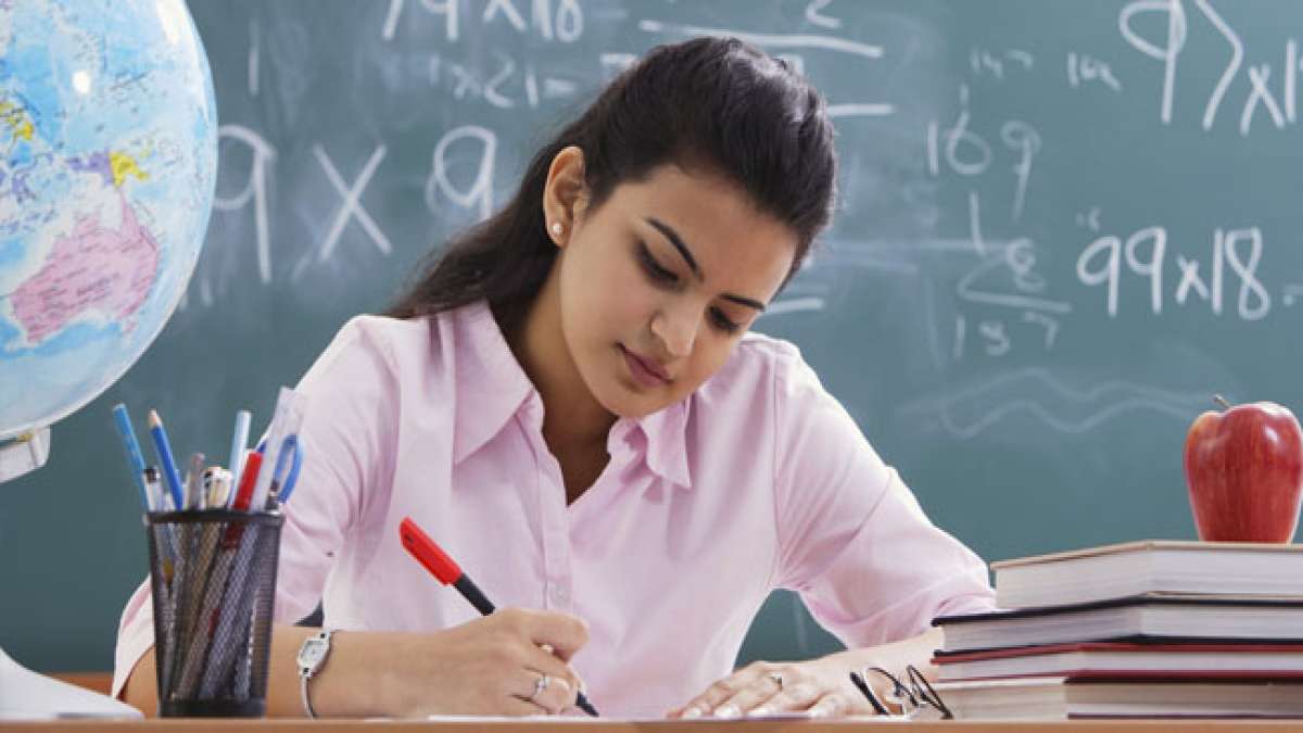 Pädagogen widmen sich der umfassenden Erforschung von Bildung, um Bildungsprozesse zu verstehen, zu verbessern und Lösungen für Bildungsprobleme zu entwickeln, wodurch sie das Fundament für Mexikos Bildungssystem stärken.