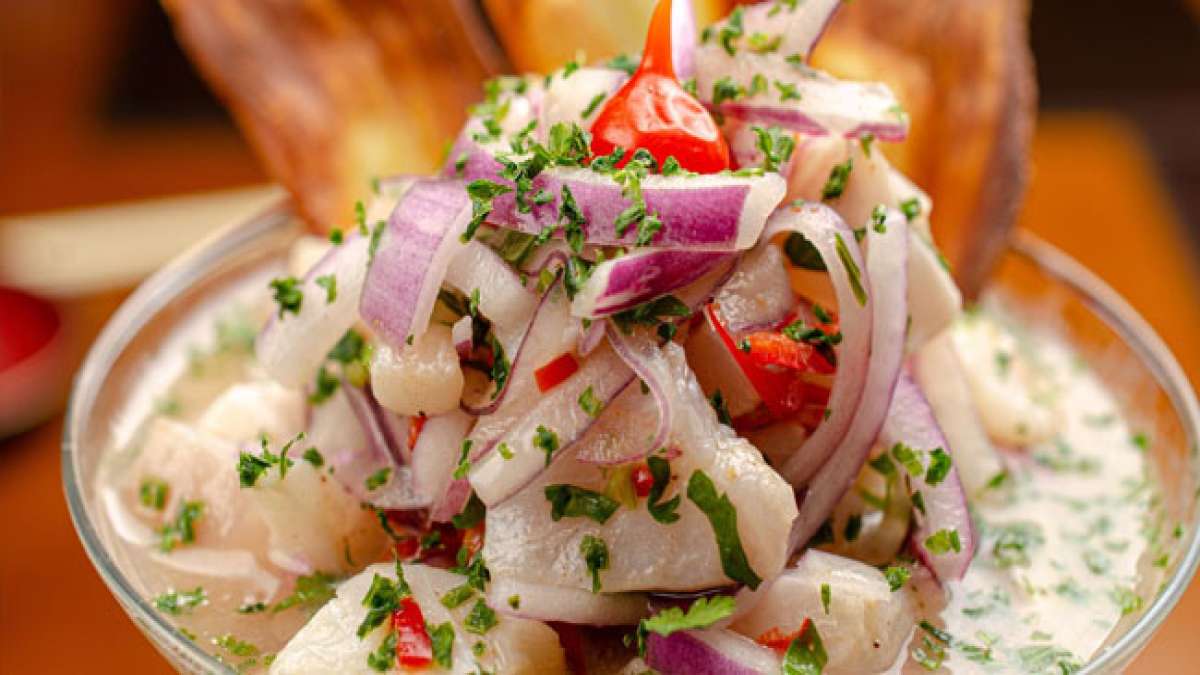 Feiere am 28. Juni den Nationalen Ceviche-Tag in Peru und entdecke die kulinarische Pracht dieses traditionellen Gerichts, das als Kulturelles Erbe der Nation anerkannt ist.