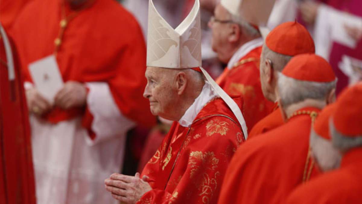 Feiere den Tag des Papstes am 29. Juni, dem Hochfest der Heiligen Petrus und Paulus.