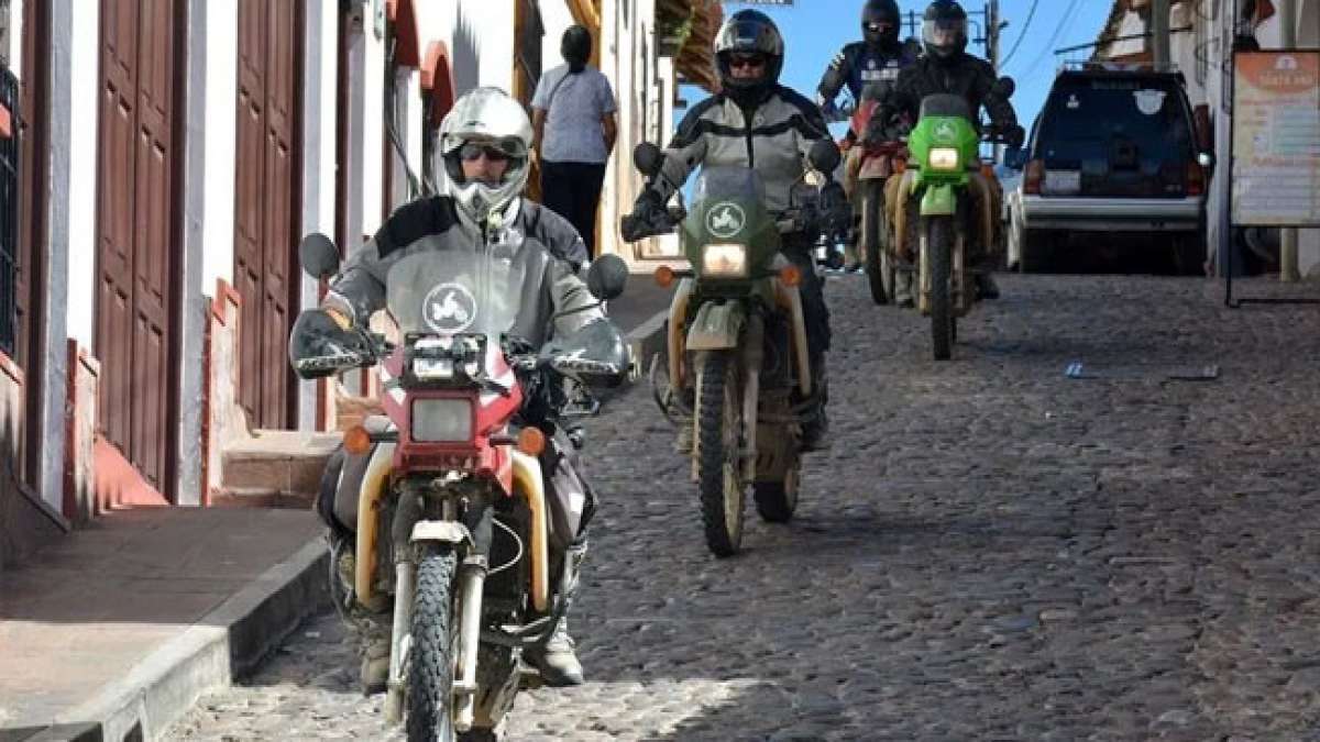 Erleben Sie die aufregende Welt der bolivianischen Motorradfahrer am Tag der Motoqueros, wenn die Plaza 10 de Febrero zum Treffpunkt für begeisterte Biker und renommierte Motorradrennfahrer wird.