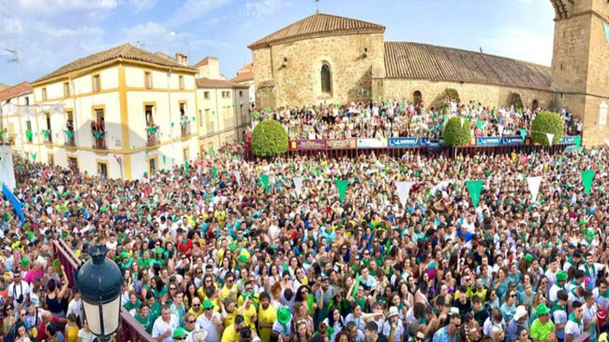 Erleben Sie die lebhaften Stierkampffeste zu Ehren von San Buenaventura in Moraleja, Spanien, im Juli.