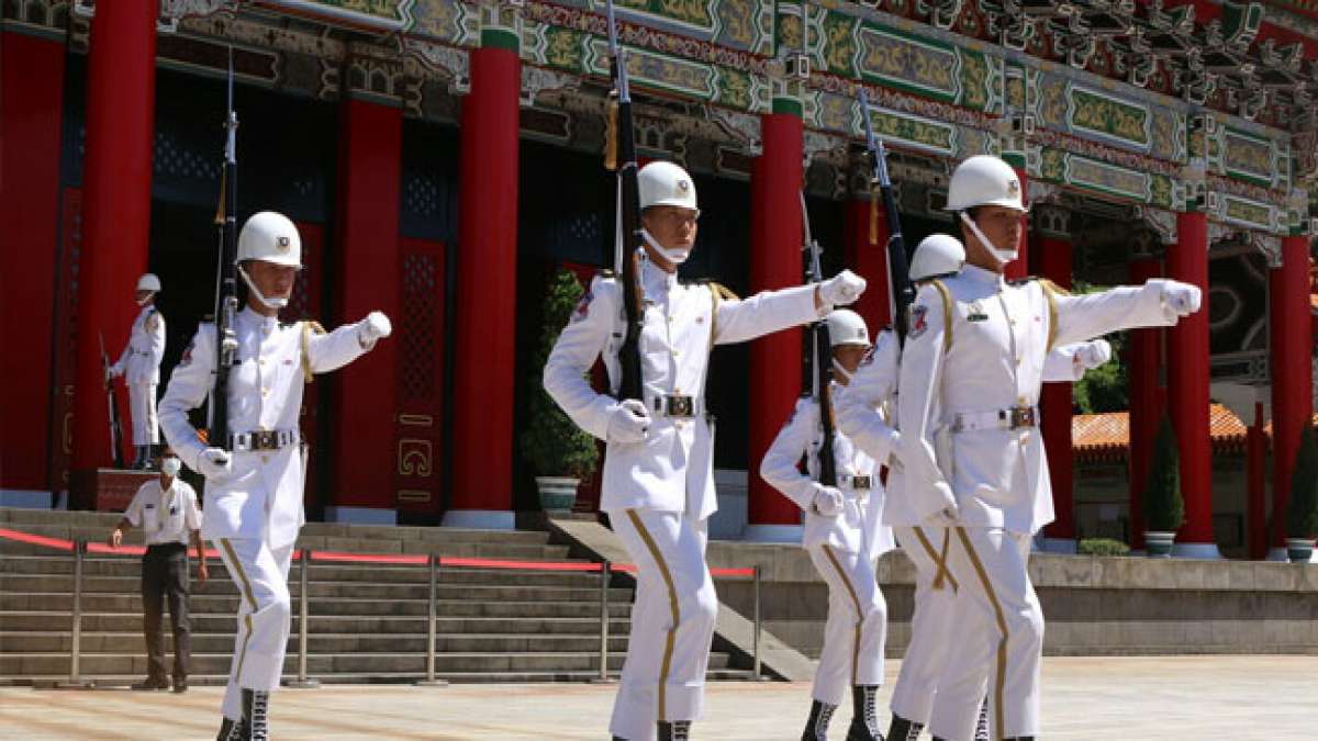 Gedenken Sie den Helden der Nationalen Revolution Boliviens am 21. Juli, einem Tag, an dem die Opfer und Märtyrer dieser historischen Bewegung geehrt werden. Gedenken Sie den Helden der Nationalen Revolution Boliviens am 21. Juli, einem Tag, an dem die Opfer und Märtyrer dieser historischen Bewegung geehrt werden.