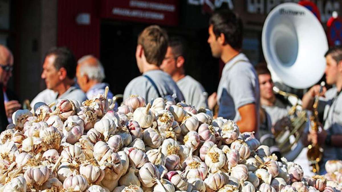 Feiern Sie den traditionellen 'Bluse und Neska Tag' am 25. Juli in Vitoria-Gasteiz