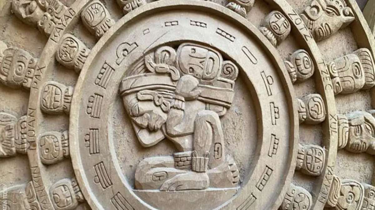 Feiern Sie das Maya-Neujahr am 26. Juli und den Grünen Tag am 25. Juli, um den faszinierenden Maya-Kalender zu erkunden.