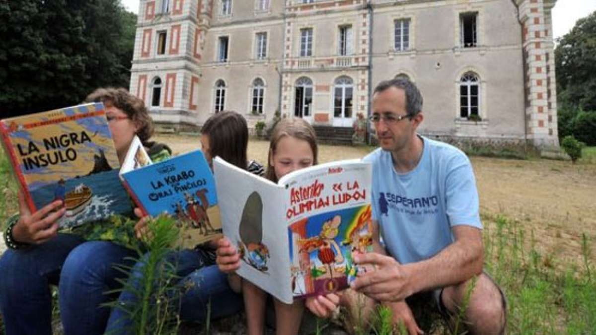 Tauchen Sie ein in die Welt der Esperanto-Sprache und ihrer globalen Bedeutung.