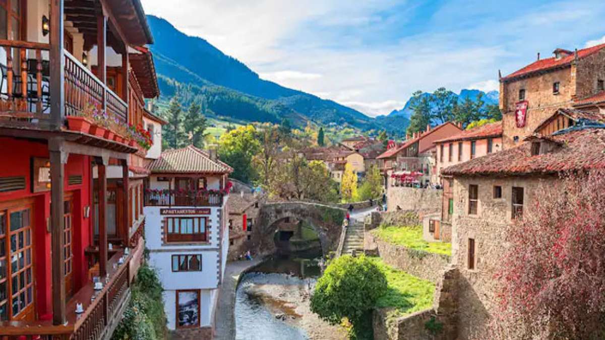 Feiern Sie den 'Tag der Institutionen' in Kantabrien, Spanien, am 28. Juli, an dem die Gründung der Provinz Kantabrien im Jahr 1778 gefeiert wird.