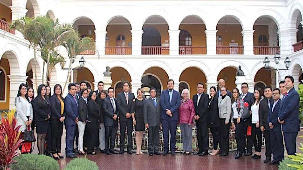 Feiern Sie den 4. August: Richtertag in Peru Feiern Sie den 4. August: Richtertag in Peru