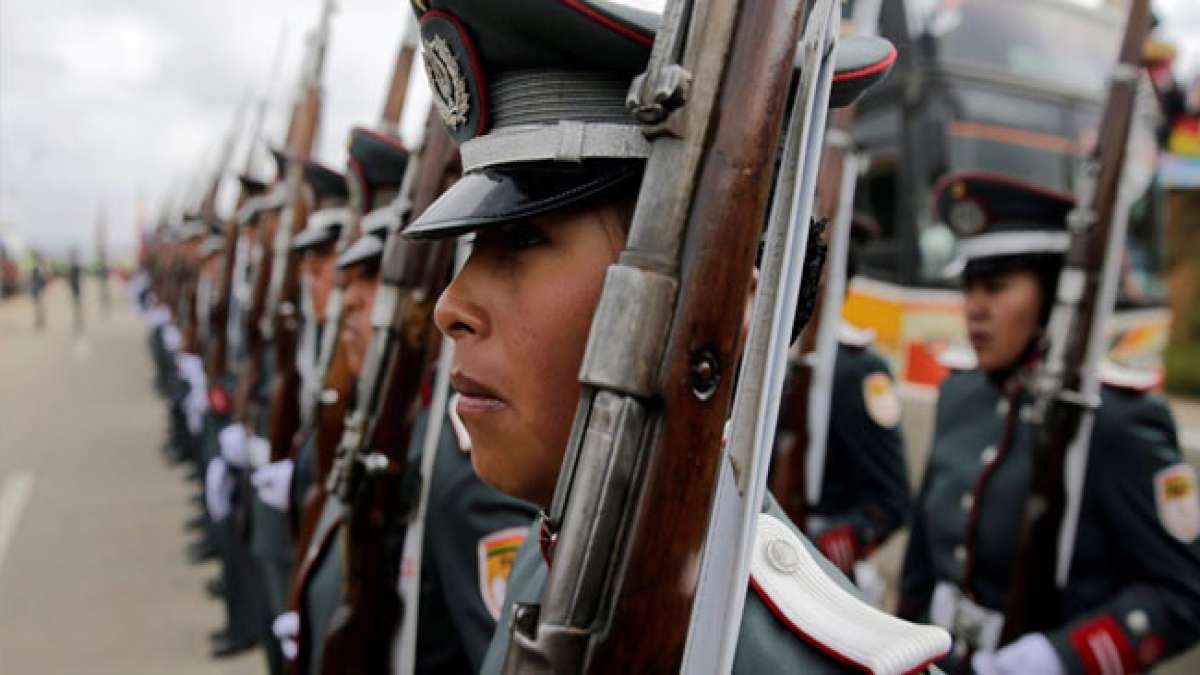Feiern Sie den Tag der bolivianischen Streitkräfte und entdecken Sie die Geschichte und Bedeutung dieser wichtigen Verteidigungsinstitutionen, die Bolivien seit dem 7. August 1826 schützen. Feiern Sie den Tag der bolivianischen Streitkräfte und entdecken Sie die Geschichte und Bedeutung dieser wichtigen Verteidigungsinstitutionen, die Bolivien seit dem 7. August 1826 schützen.