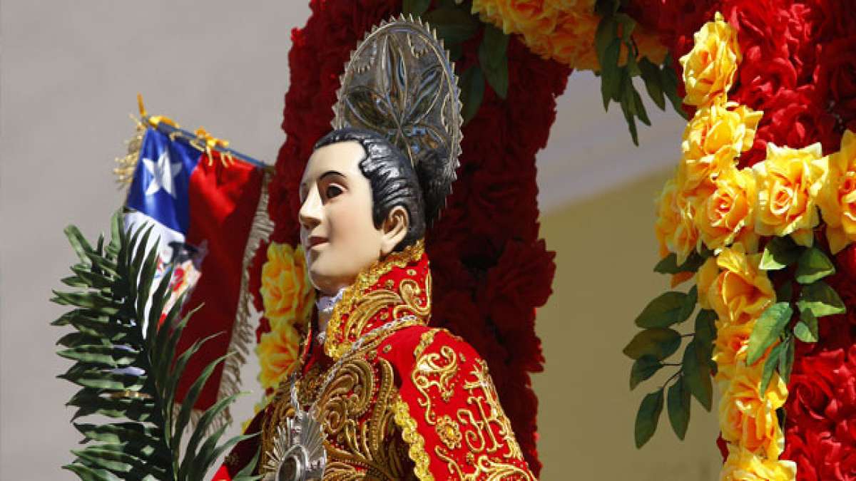 Erleben Sie das beeindruckende San Lorenzo Festival in Tarapacá, Chile, ein religiöses Fest, das jährlich Hunderttausende von Menschen anzieht.