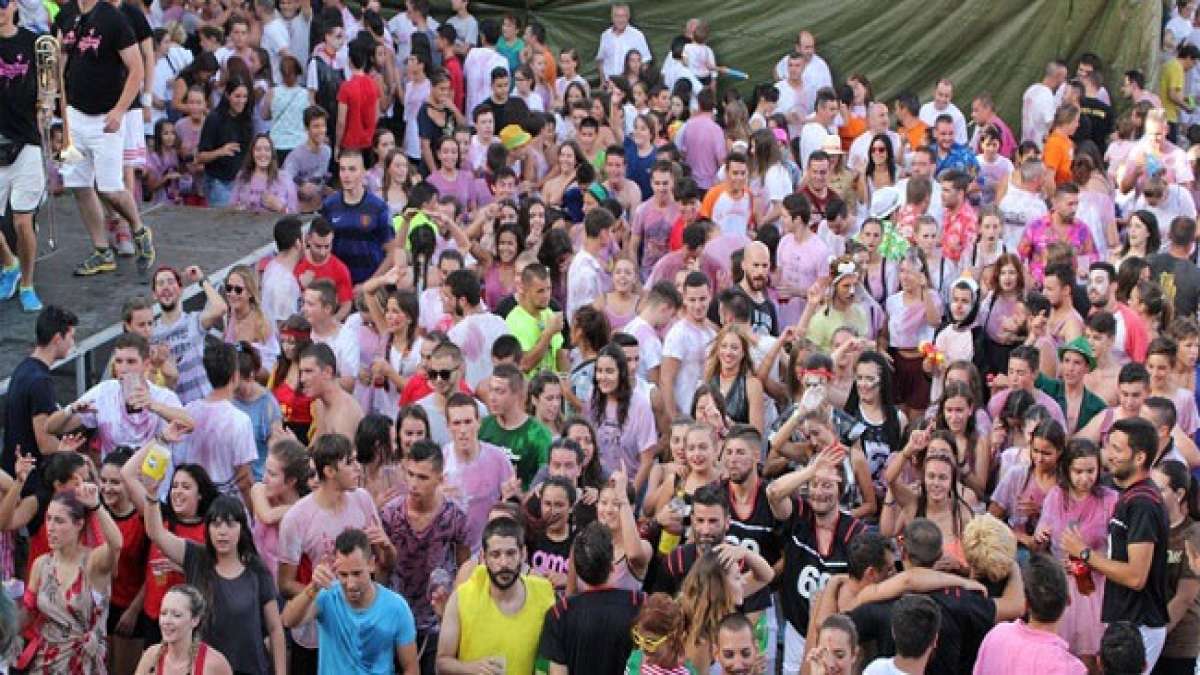 Erleben Sie die faszinierende Sopeta-Tradition in Bronchales, Spanien, bei der die Gemeinde sich am 16. August versammelt, um kostenlos Wein aus riesigen Fässern zu genießen, verfeinert mit Zucker und Brot.