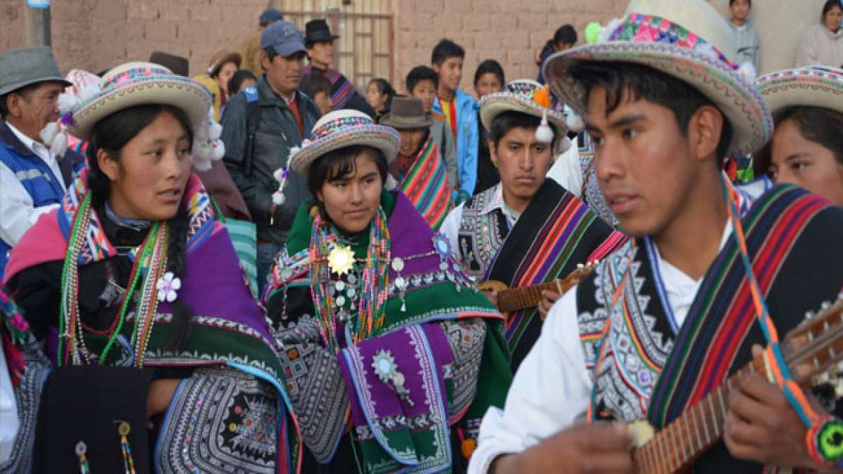 Erleben Sie das bezaubernde Ch'utillos-Festival in Potosí, Bolivien, das den Sieg des Guten über das Böse zelebriert und einen tiefen Einblick in die reiche indigene Kultur bietet.