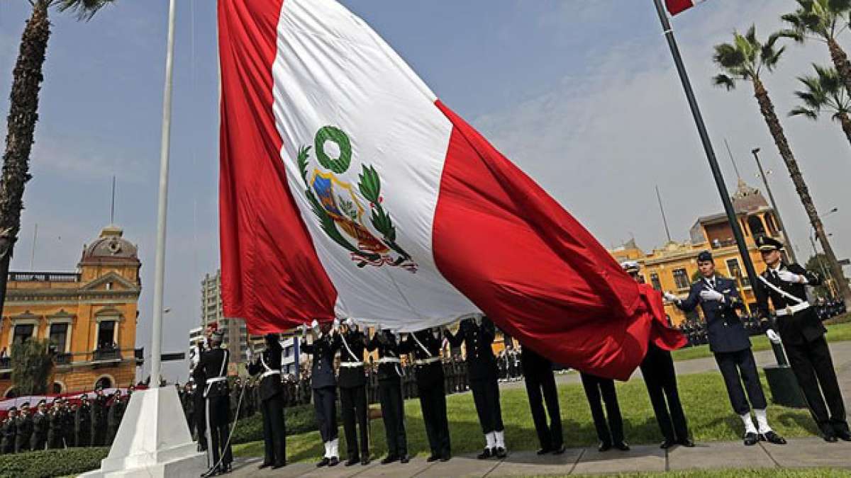 Erleben Sie die fesselnde Fahnenprozession und das Hissen der Nationalflagge am 28. August in Tacna, Peru. Erleben Sie die fesselnde Fahnenprozession und das Hissen der Nationalflagge am 28. August in Tacna, Peru.