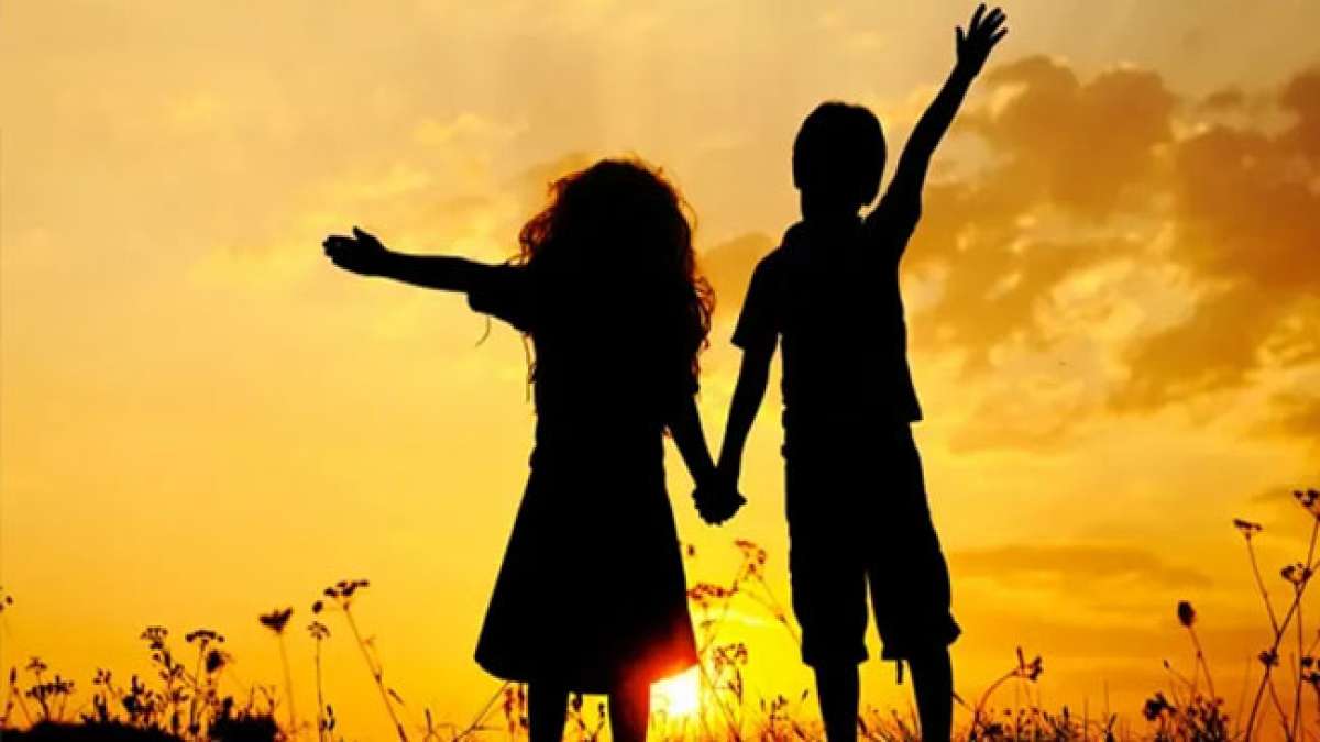 Geschwisterbande und weltweite Geschwisterliebe am Weltgeschwistertag, der am 5. September gefeiert wird.