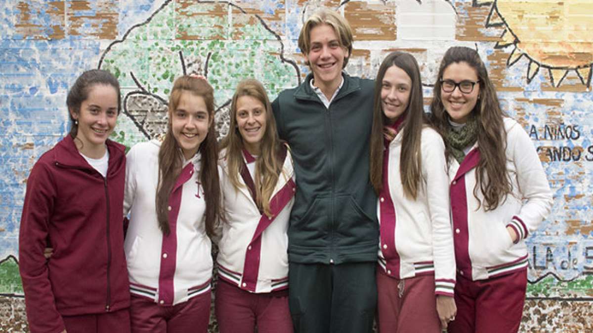 Erleben Sie die Festlichkeiten der 'Fiesta Nacional de los Estudiantes' in der Provinz Jujuy, bei der die Königinnen aller Provinzen gekrönt werden.