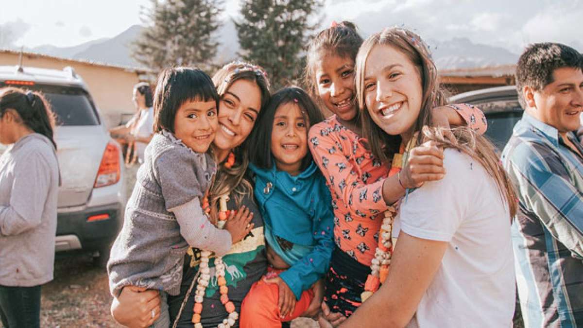 Feiern Sie den Tag der Liebe und Freundschaft in Bolivien am 21. September, wenn Paare sich gegenseitig Blumen und Karten schenken, um ihre Liebe zu zelebrieren. Feiern Sie den Tag der Liebe und Freundschaft in Bolivien am 21. September, wenn Paare sich gegenseitig Blumen und Karten schenken, um ihre Liebe zu zelebrieren.