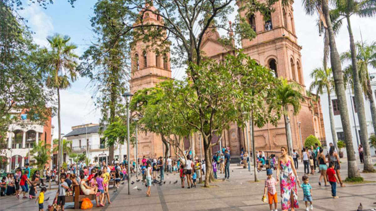 Boliviens zwei größte Departements feiern ihre Unabhängigkeit: Ein Tag der Freude und des Stolzes.