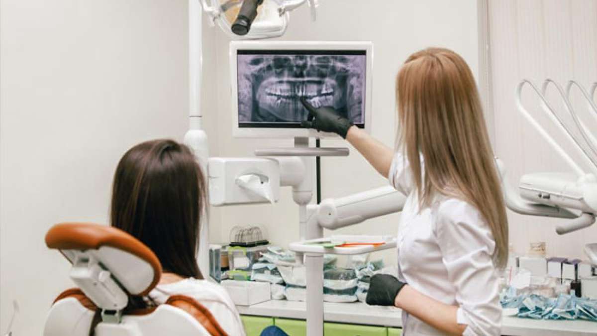 Erfahren Sie mehr über die jahrhundertealte Praxis der Zahnheilkunde, die die Zahngesundheit und ästhetische Veränderungen seit der Antike in den Mittelpunkt stellt.