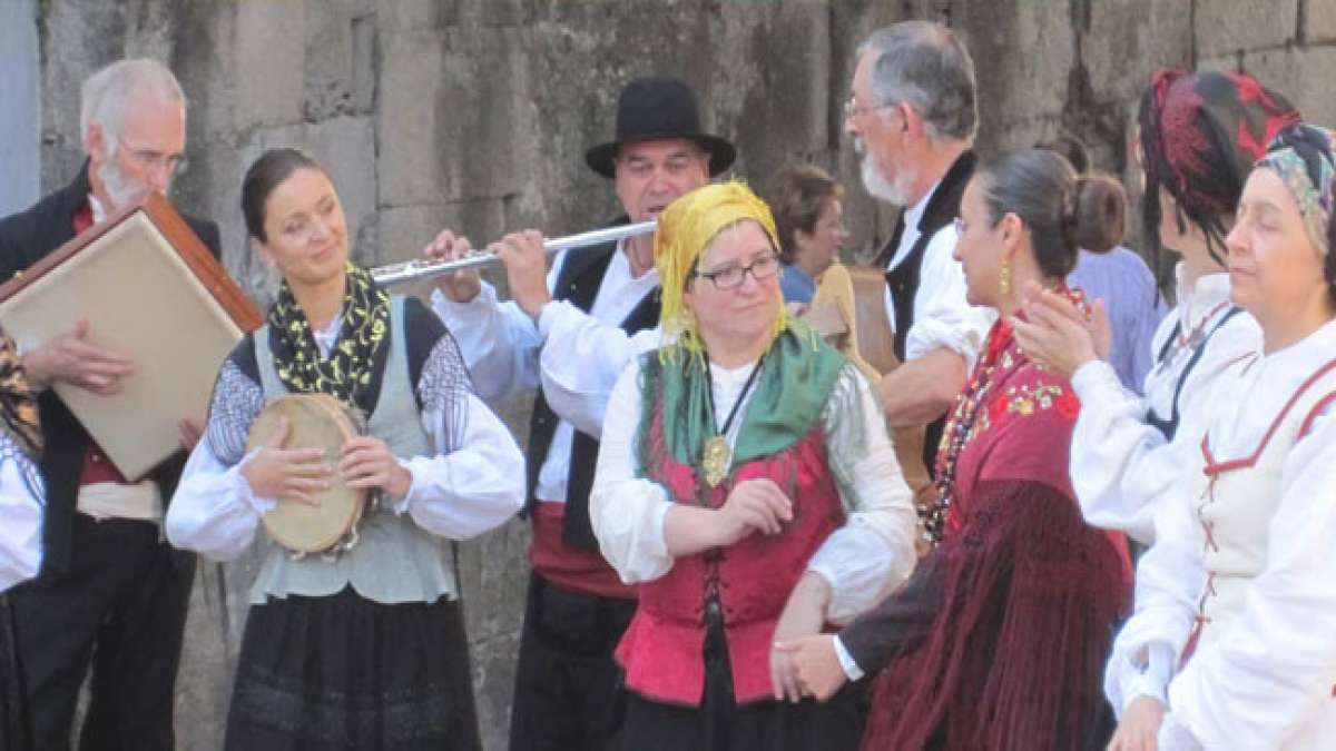 Tauchen Sie in die farbenfrohen Umzüge, musikalischen Darbietungen und magischen Straßenvorführungen ein und erleben Sie die einzigartige Atmosphäre dieses historischen Festes.