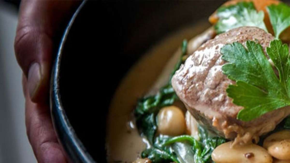 Am Nationalen Cassoulet-Tag wird das französische Gericht Cassoulet gefeiert, ein reichhaltiger Eintopf mit Wurst, Confit, Schweinefleisch und Bohnen.