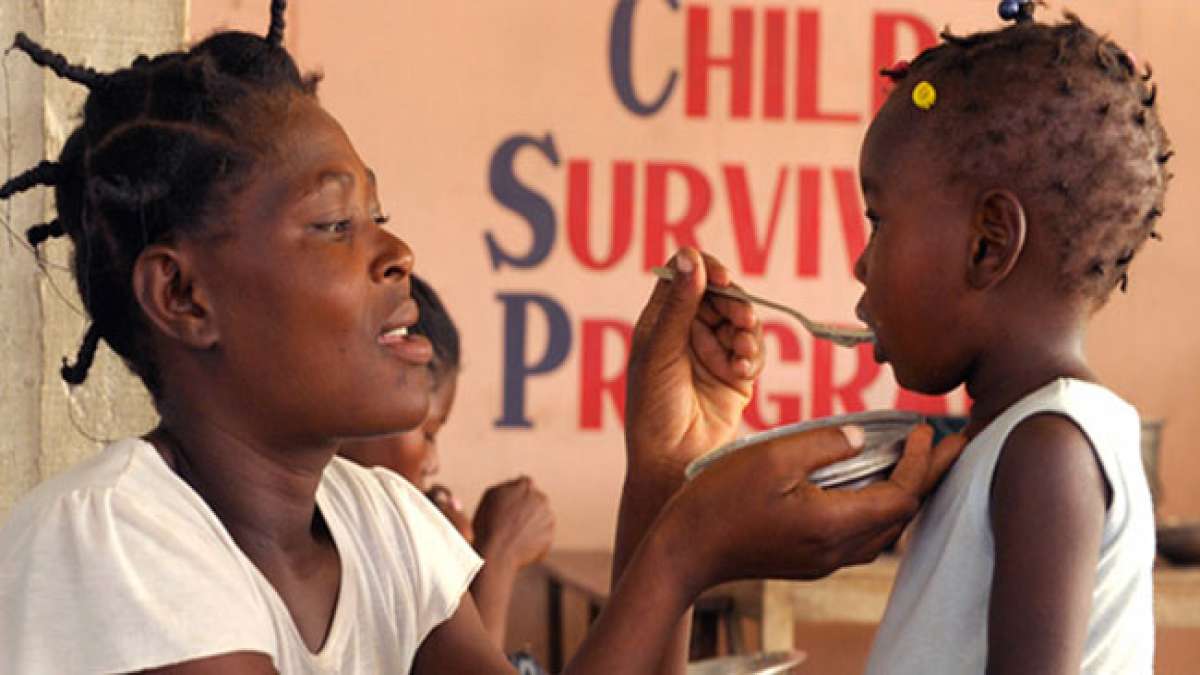 Diese bewegende Kampagne von Save the Children fordert weltweit dringende Maßnahmen zur Senkung der Kinder- und Müttersterblichkeit, indem sie das Bewusstsein für die Herausforderungen, vor denen Kinder in verschiedenen Regionen stehen, schärft und Un