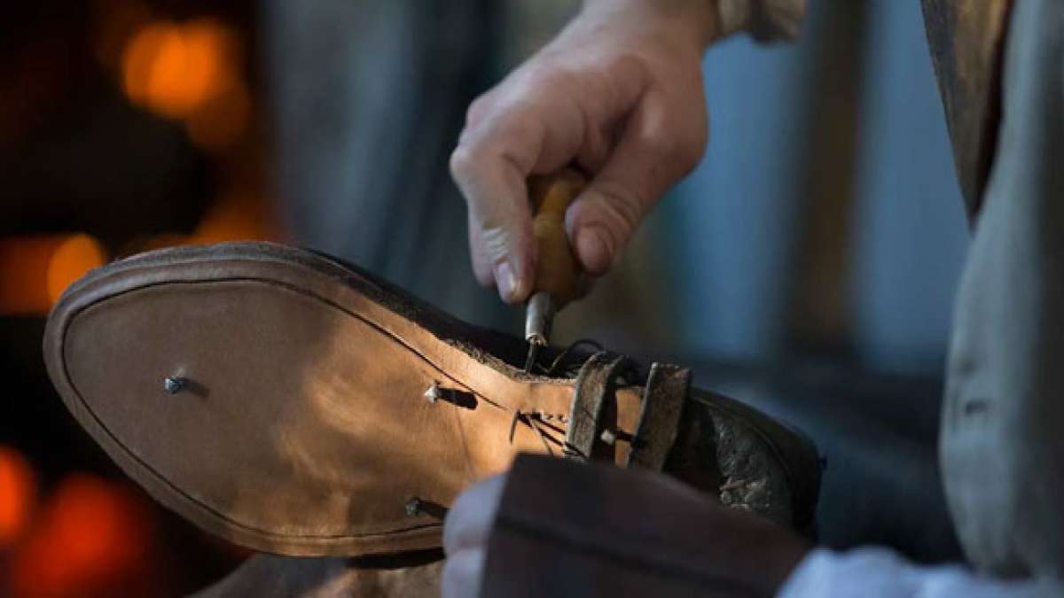 Feiern Sie den Tag des Schuhmachers am 25. Oktober und gedenken Sie den heiligen Crispin und Crispianus, den Schutzpatronen der Schuhmacher.