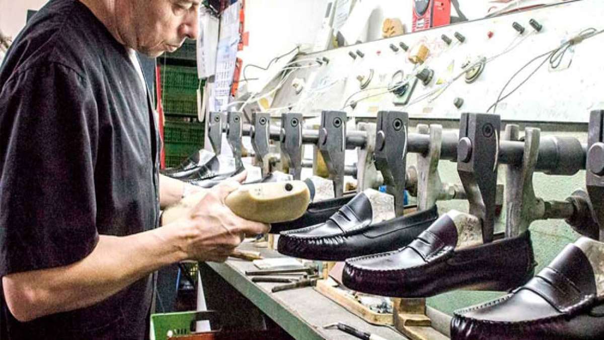 Feiern Sie den Tag der Schuhindustrie am 13. September und würdigen Sie die harte Arbeit und das Geschick der Schuharbeiter in Argentinien. Feiern Sie den Tag der Schuhindustrie am 13. September und würdigen Sie die harte Arbeit und das Geschick der Schuharbeiter in Argentinien.