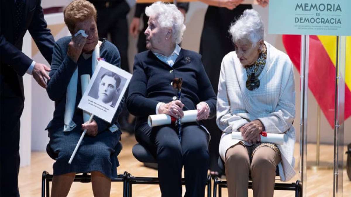 Der 31. Oktober wurde zum Tag der Ehrung dieser Opfer erklärt, während das Gesetz die Bedeutung der Anerkennung und Erinnerung an die schwierigen Zeiten in der spanischen Geschichte hervorhebt, um Frieden und Versöhnung zu fördern. Der 31. Oktober wurde zum Tag der Ehrung dieser Opfer erklärt, während das Gesetz die Bedeutung der Anerkennung und Erinnerung an die schwierigen Zeiten in der spanischen Geschichte hervorhebt, um Frieden und Versöhnung zu fördern.