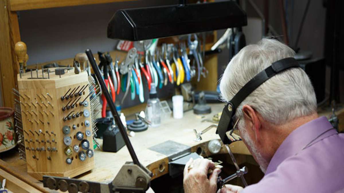 Feiern Sie den Internationalen Tag des Juweliers und Uhrmachers am 3. November und entdecken Sie die faszinierende Welt der Schmuckherstellung und Uhrmacherei.