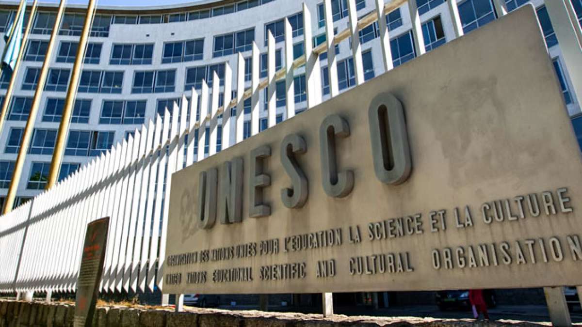 Die UNESCO, eine Sonderorganisation der Vereinten Nationen, verbindet Nationen und fördert die Zusammenarbeit, um eine bessere Zukunft für die gesamte Menschheit zu schaffen.