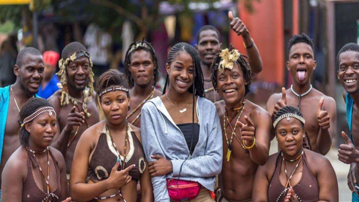 Dieser UNESCO-gesponserte Feiertag zelebriert die kulturelle Fülle des afrikanischen Kontinents und seiner Diaspora weltweit, und betont ihre Rolle als Motor für nachhaltige Entwicklung, Dialog und Frieden.