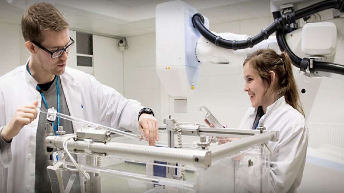 Dieser Tag, der auf den Geburtstag von Marie Skłodowska-Curie fällt, einer Vorreiterin der Radioaktivitätsforschung, unterstreicht die Bedeutung dieses Berufs und seiner bahnbrechenden Fortschritte in der medizinischen Praxis.