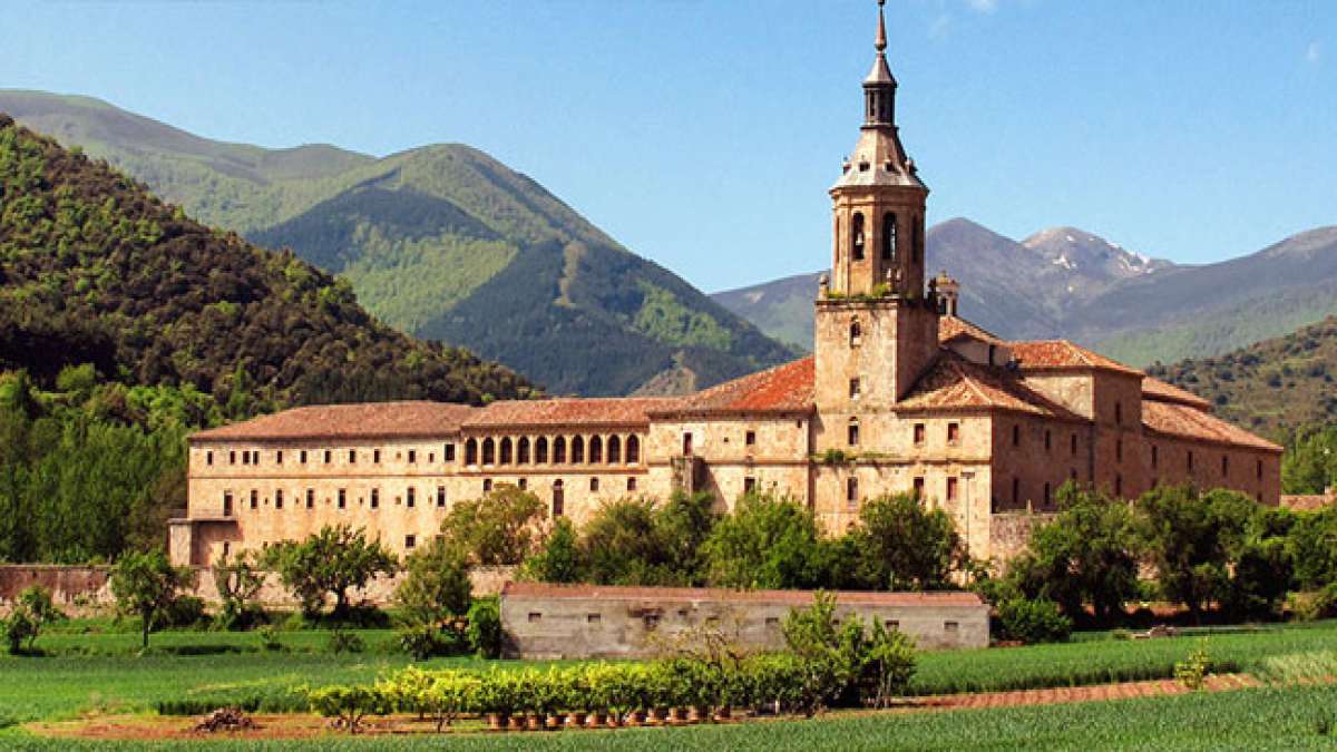 Tauchen Sie ein in die Geschichte und Kultur dieser Region, die von der Präsenz dieses Heiligen geprägt ist und die als Patronat des Königreichs Kastilien und Navarra verehrt wird.