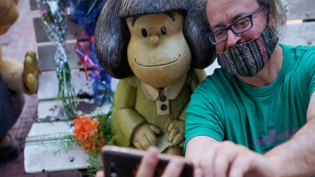 Sein humorvolles Erbe lebt weiter und inspiriert Kreative auf der ganzen Welt. Sein humorvolles Erbe lebt weiter und inspiriert Kreative auf der ganzen Welt.