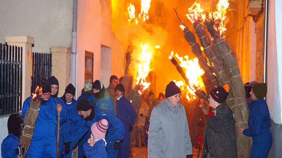 Erleben Sie das einzigartige Spektakel der Fiesta de Los Escobazos in Jarandilla de la Vera am 7. Dezember, bei dem die Einwohner die Nacht der Unbefleckten Empfängnis feiern, indem sie sich mit brennenden Besenstielen symbolisch begrüßen.