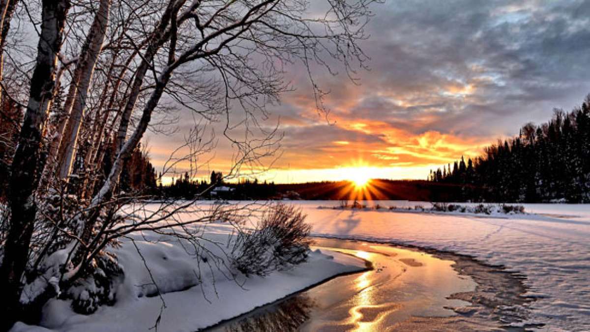 Tauchen Sie ein in das astronomische Phänomen, das den Beginn des Winters oder des Sommers markiert und die Erde in einzigartiges Licht taucht.
