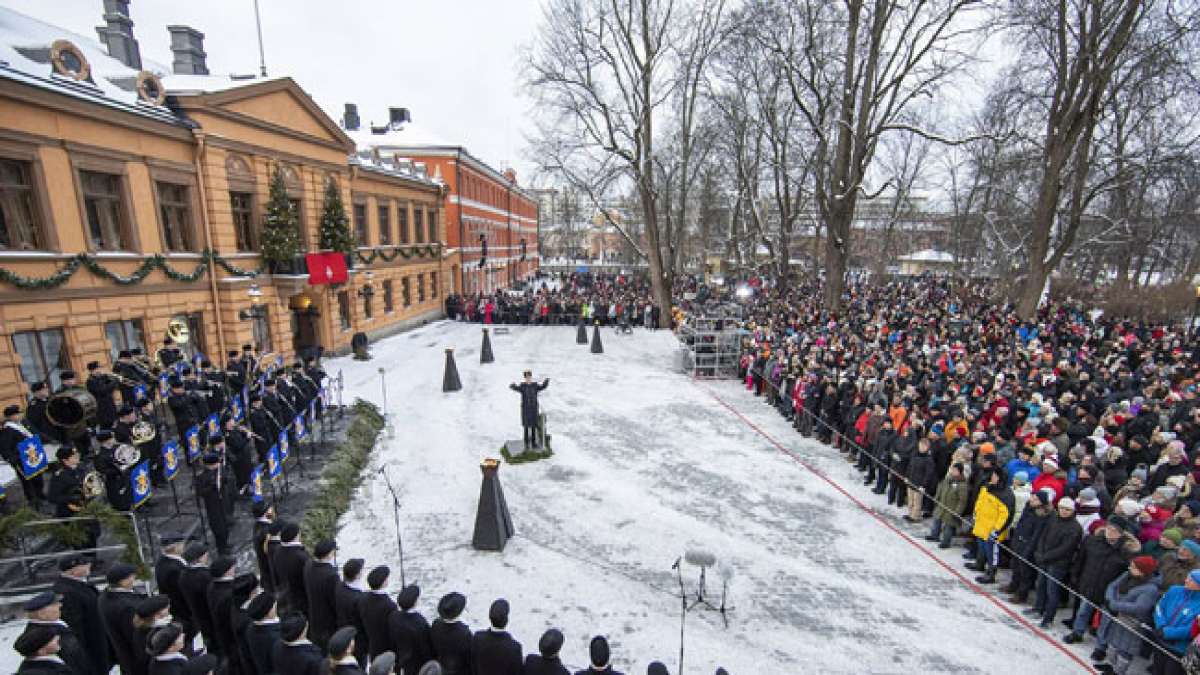 Trompetenklänge und Gesang begleiten diesen einzigartigen Moment, der in beiden Amtssprachen Finnlands, Finnisch und Schwedisch, zelebriert wird.