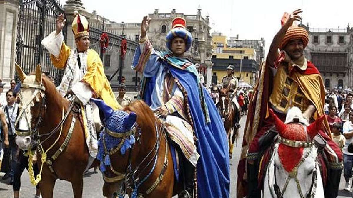 Erleben Sie das faszinierende Fest "La bajada de Reyes" in Peru, das die Epiphanie des Herrn zelebriert und bei dem Familien die Heiligen Drei Könige vor dem Jesuskind ehren.