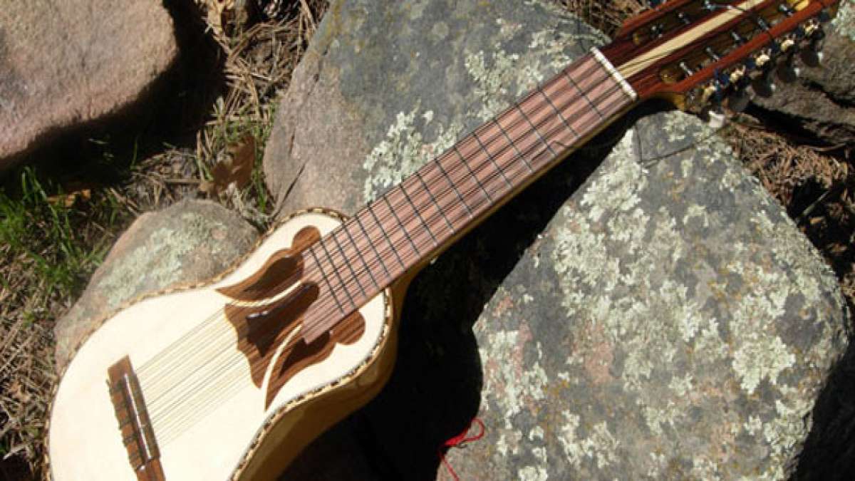 Erfahren Sie mehr über das Leben und die Innovationen von Mauro Núñez Cáceres, einem Meister des Charangos, der musikalische Grenzen erweiterte.