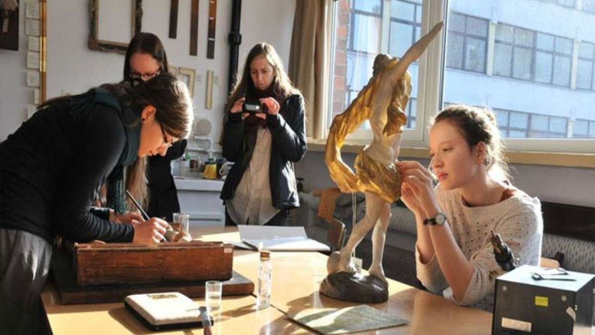 Erfahren Sie mehr über ihre wichtige Arbeit bei der Erhaltung, Forschung und Ausstellung von Kunst und Kulturgut. Erfahren Sie mehr über ihre wichtige Arbeit bei der Erhaltung, Forschung und Ausstellung von Kunst und Kulturgut.