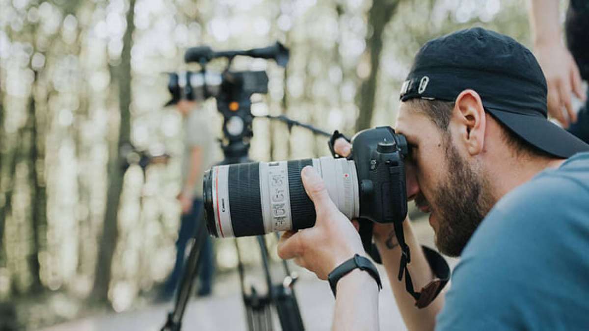 Dieser Tag würdigt die Geschichten, Emotionen und Momente, die durch das geschickte Auge der Kameraleute und Fotografen festgehalten werden.