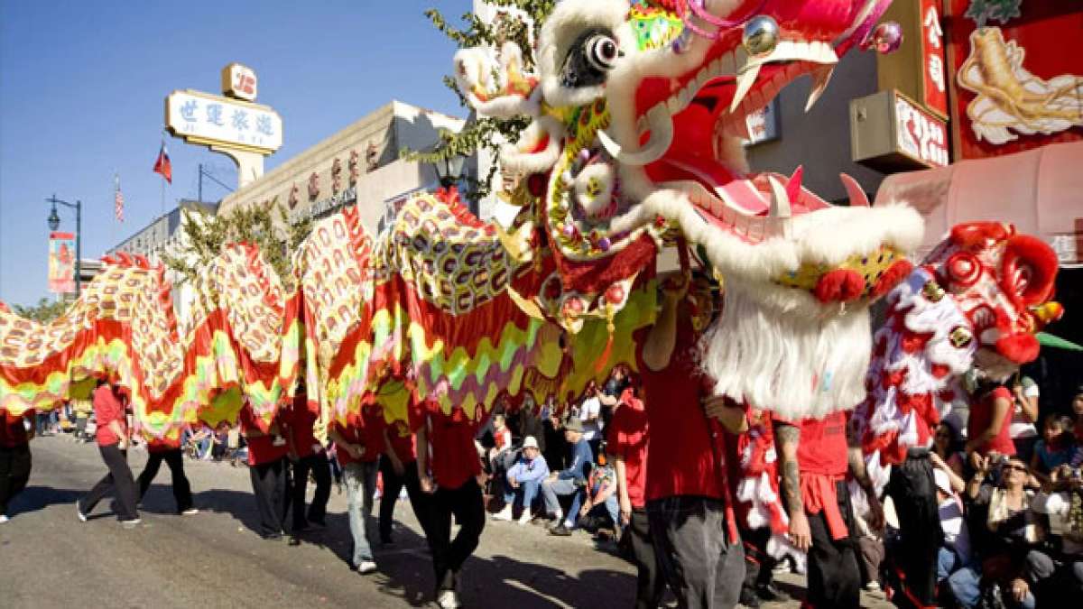 Tauchen Sie ein in die reiche Kultur Chinas und erleben Sie die festlichen Bräuche, kulinarischen Genüsse und beeindruckenden Feierlichkeiten dieses bedeutenden Feiertags.