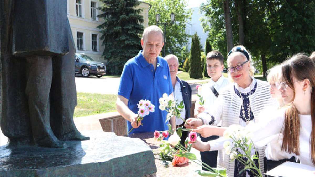 Feiern Sie den A.S. Puschkin Gedenktag - eine Hommage an den großen russischen Dichter und sein unschätzbares literarisches Erbe.
