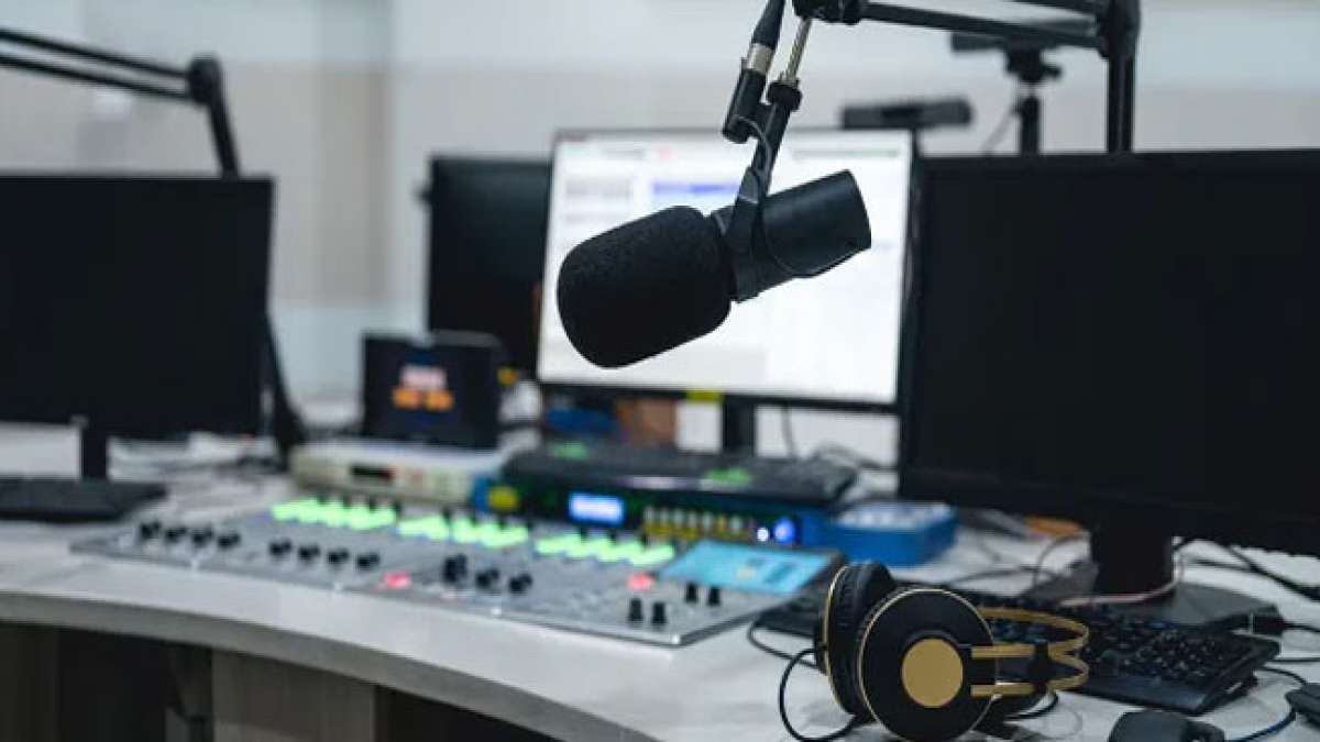 Von den ersten drahtlosen Experimenten bis zur heutigen digitalen Welt - das Radio hat unser Leben und die Art und Weise, wie wir kommunizieren, für immer verändert. Von den ersten drahtlosen Experimenten bis zur heutigen digitalen Welt - das Radio hat unser Leben und die Art und Weise, wie wir kommunizieren, für immer verändert.